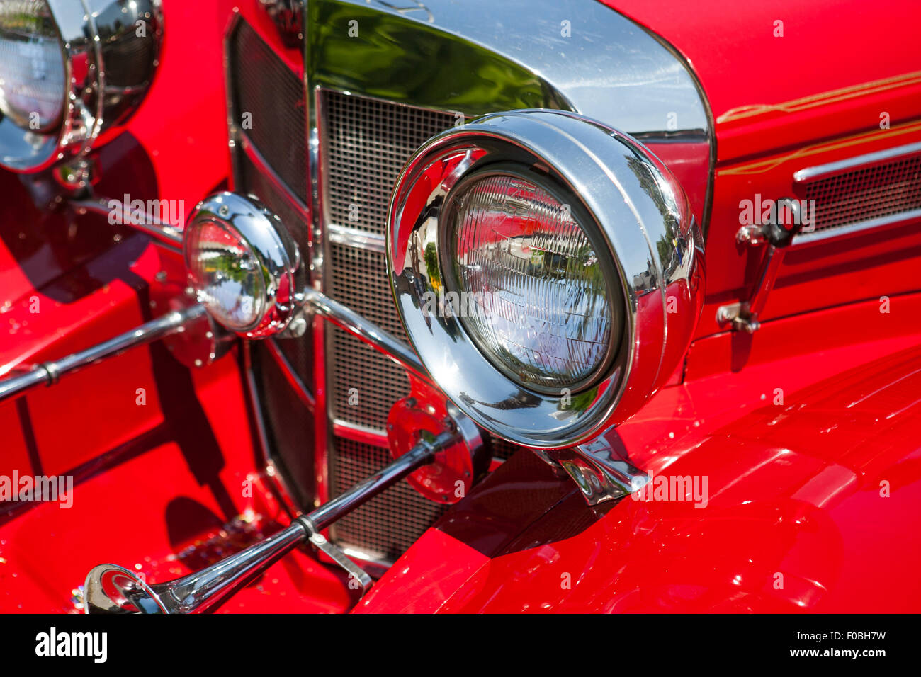 Dettaglio rosso sul faro di un'annata splendida vettura Foto Stock