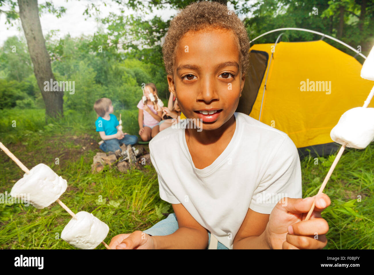 Ritratto di ragazzo africano che detiene marshmallows Foto Stock