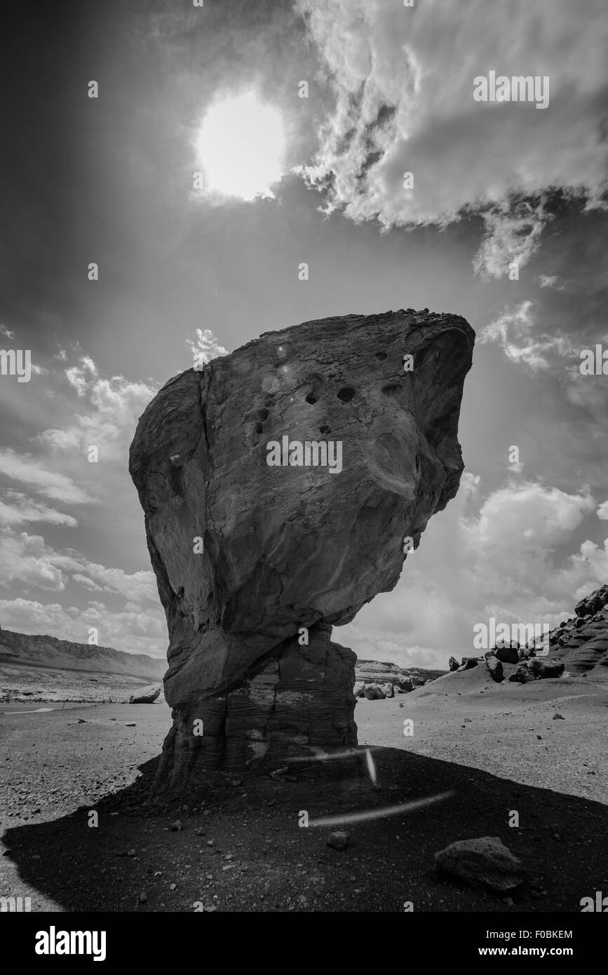 Equilibrato fecce Rock Ferry Coconino County Arizona in bianco e nero in verticale Foto Stock