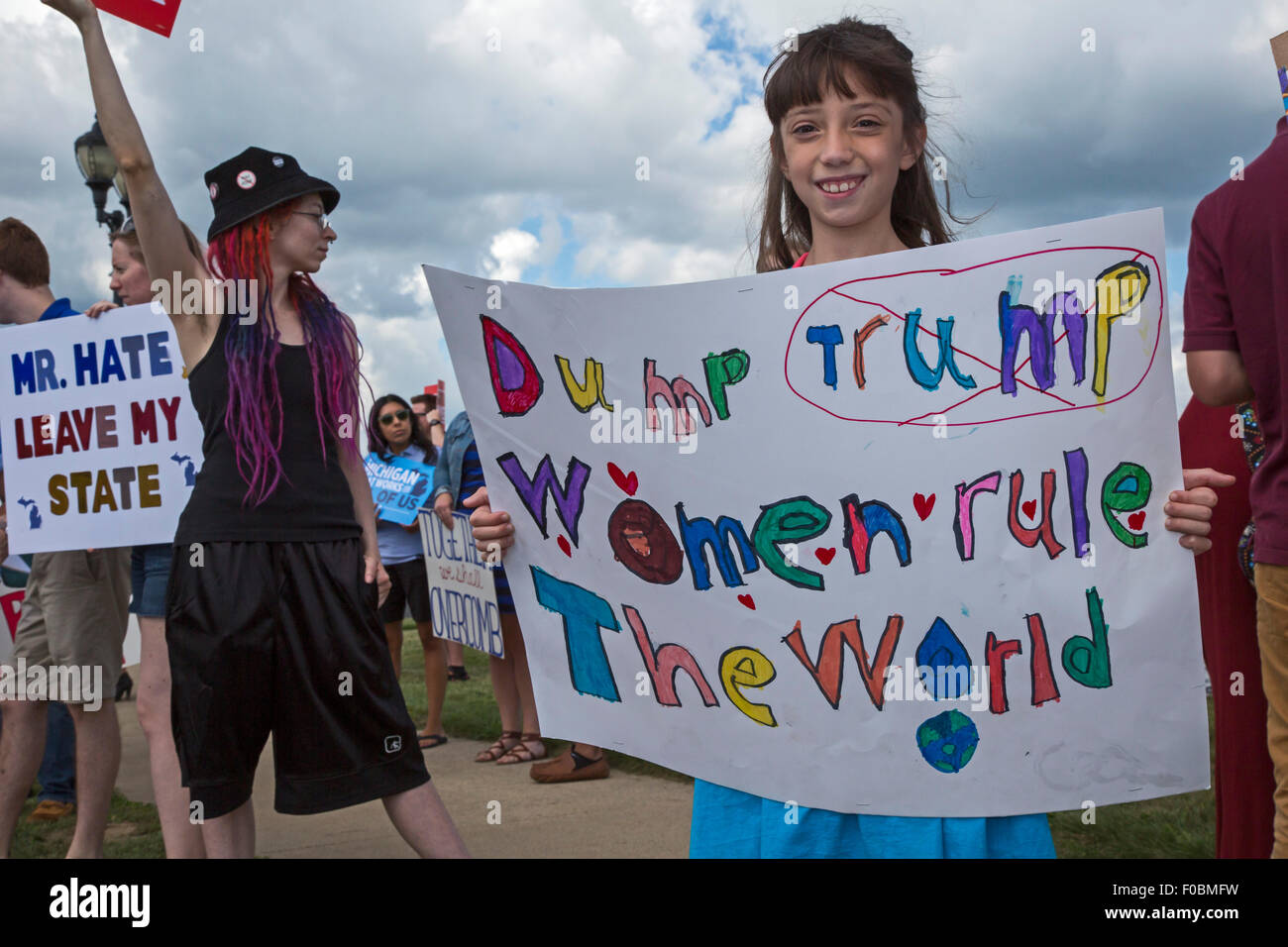 Esecuzione di betulla, Michigan - Manodopera, ispanica e Partito Democratico attivisti picket un discorso di Donald Trump. Foto Stock