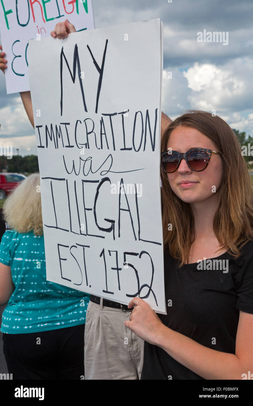 Esecuzione di betulla, Michigan - Manodopera, ispanica e Partito Democratico attivisti picket un discorso di Donald Trump. Foto Stock