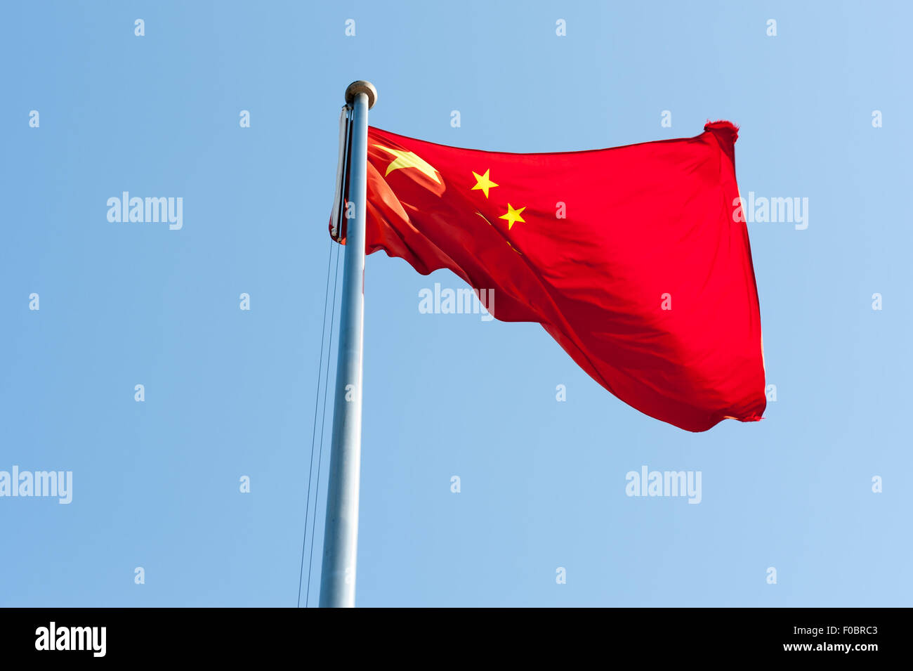 Bandiera cinese contro il cielo blu Foto Stock