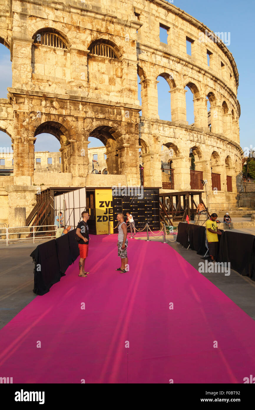 Pola, Croazia. Stendere il tappeto rosso prima dell'apertura dell'annuale Pula Film Festival nell'antica Arena romana Foto Stock