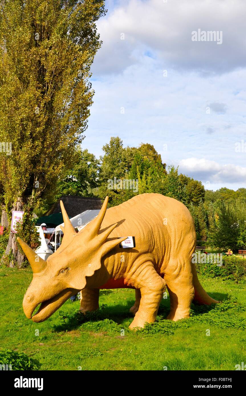 Modelli animali e dinosauri in Spreepark, un parco giochi abbandonato a Berlino Foto Stock
