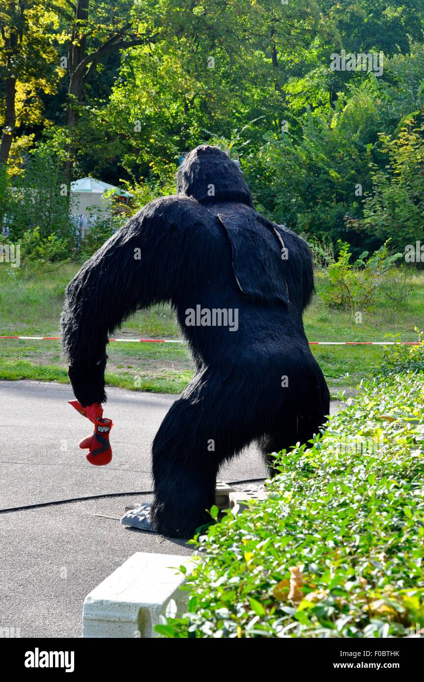 Modelli animali e dinosauri in Spreepark, un parco giochi abbandonato a Berlino Foto Stock