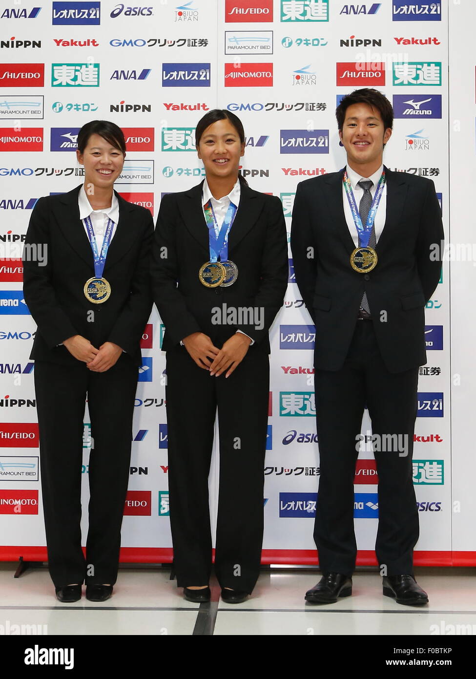Tokyo, Giappone. 11 Ago, 2015. (L-R) Natsumi Hoshi, Kanako Watanabe, Daiya Seto (JPN) Nuoto : nazionale giapponese del team di nuoto medaglia d'oro Natsumi Hoshi e Kanako Watanabe e Daiya Seto di partecipare alla conferenza stampa dopo l'arrivo a Tokyo in Giappone . Credito: Sho Tamura AFLO/sport/Alamy Live News Foto Stock