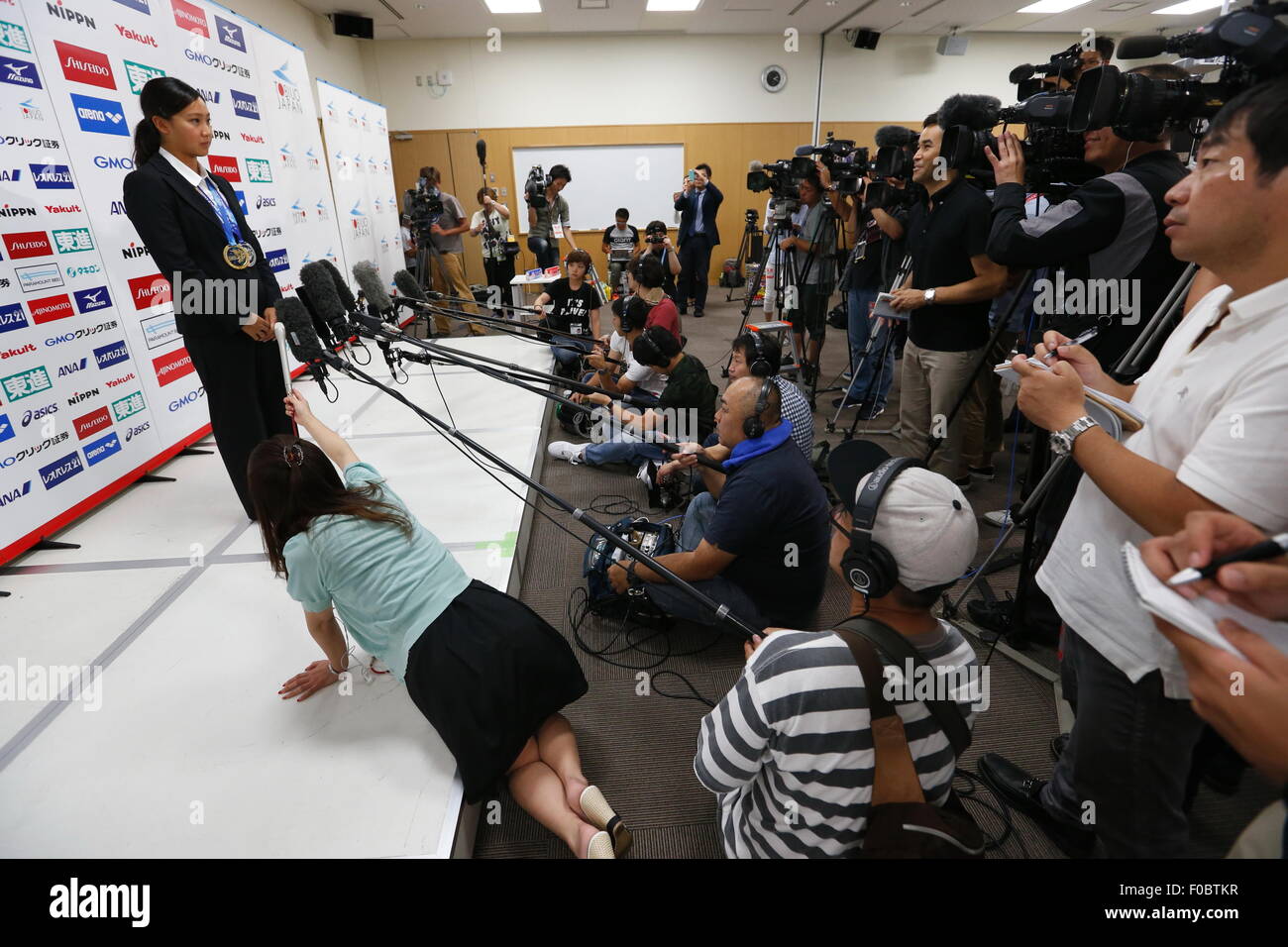 Tokyo, Giappone. 11 Ago, 2015. Kanako Watanabe (JPN) Nuoto : nazionale giapponese del team di nuoto medaglia d'oro Natsumi Hoshi e Kanako Watanabe e Daiya Seto di partecipare alla conferenza stampa dopo l'arrivo a Tokyo in Giappone . Credito: Sho Tamura AFLO/sport/Alamy Live News Foto Stock