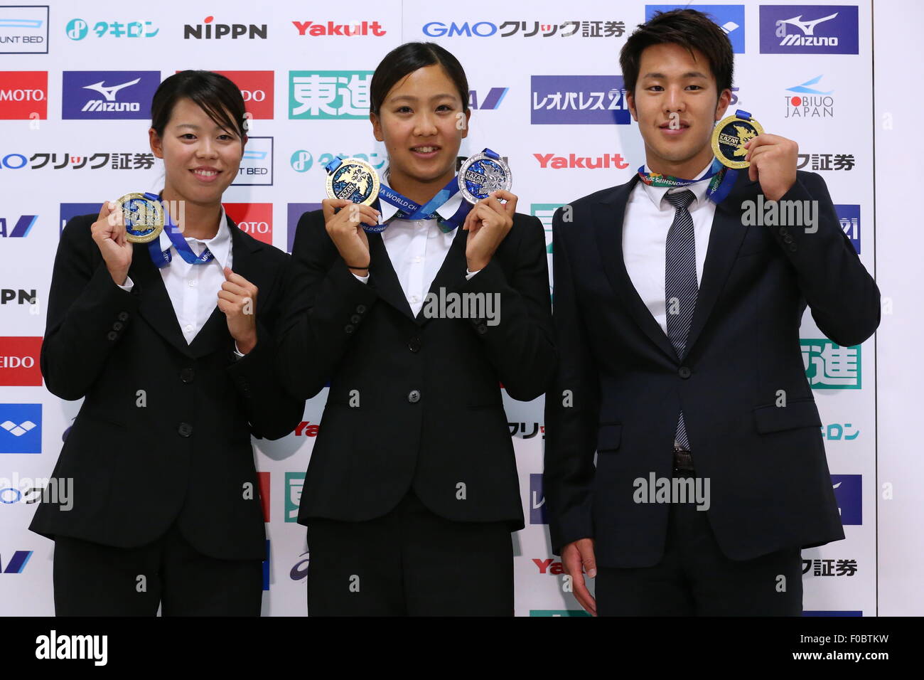 Tokyo, Giappone. 11 Ago, 2015. (L-R) Natsumi Hoshi, Kanako Watanabe, Daiya Seto (JPN) Nuoto : nazionale giapponese del team di nuoto medaglia d'oro Natsumi Hoshi e Kanako Watanabe e Daiya Seto di partecipare alla conferenza stampa dopo l'arrivo a Tokyo in Giappone . Credito: Sho Tamura AFLO/sport/Alamy Live News Foto Stock