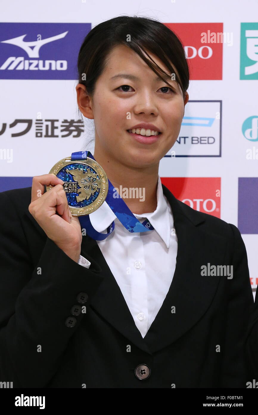 Tokyo, Giappone. 11 Ago, 2015. Natsumi Hoshio (JPN) Nuoto : nazionale giapponese del team di nuoto medaglia d'oro Natsumi Hoshi e Kanako Watanabe e Daiya Seto di partecipare alla conferenza stampa dopo l'arrivo a Tokyo in Giappone . Credito: Sho Tamura AFLO/sport/Alamy Live News Foto Stock