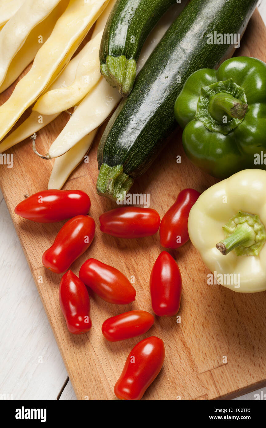 Fresche e vegetali; pomodori, zucchine, peperoni e fagioli gialli. Foto Stock