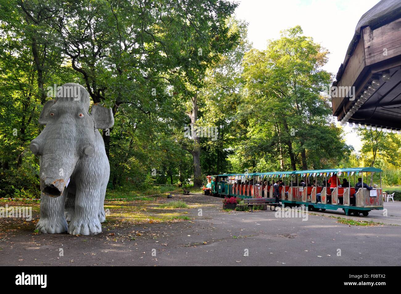 Modelli animali e dinosauri in Spreepark, un parco giochi abbandonato a Berlino Foto Stock