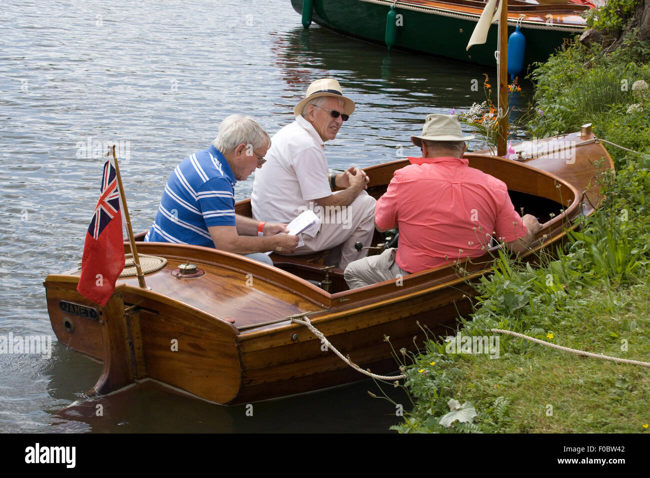 Tradizionale in legno barca a motore sul Fiume Tamigi Henley Foto Stock