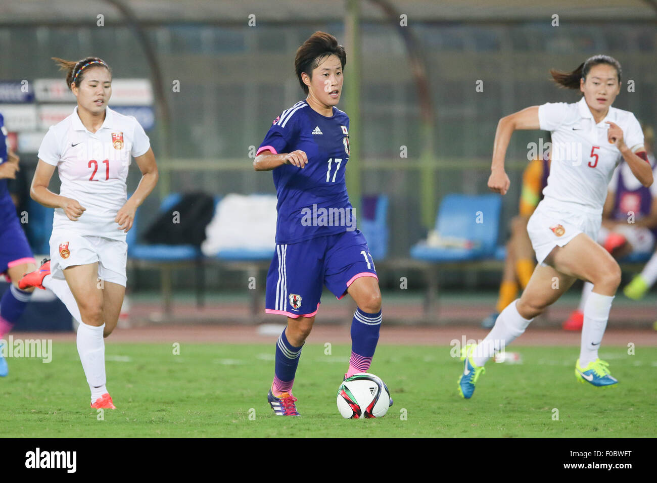 Wuhan, Cina. 8 Ago, 2015. (L-R) Wang Lisi (CHN), Saori Arimachi (JPN), Wu Haiyan (CHN) Calcio/Calcetto : EAFF donna East Asian Cup 2015 match tra Cina 0-2 Giappone a Wuhan Sports Centre Stadium di Wuhan, Cina . © AFLO/Alamy Live News Foto Stock