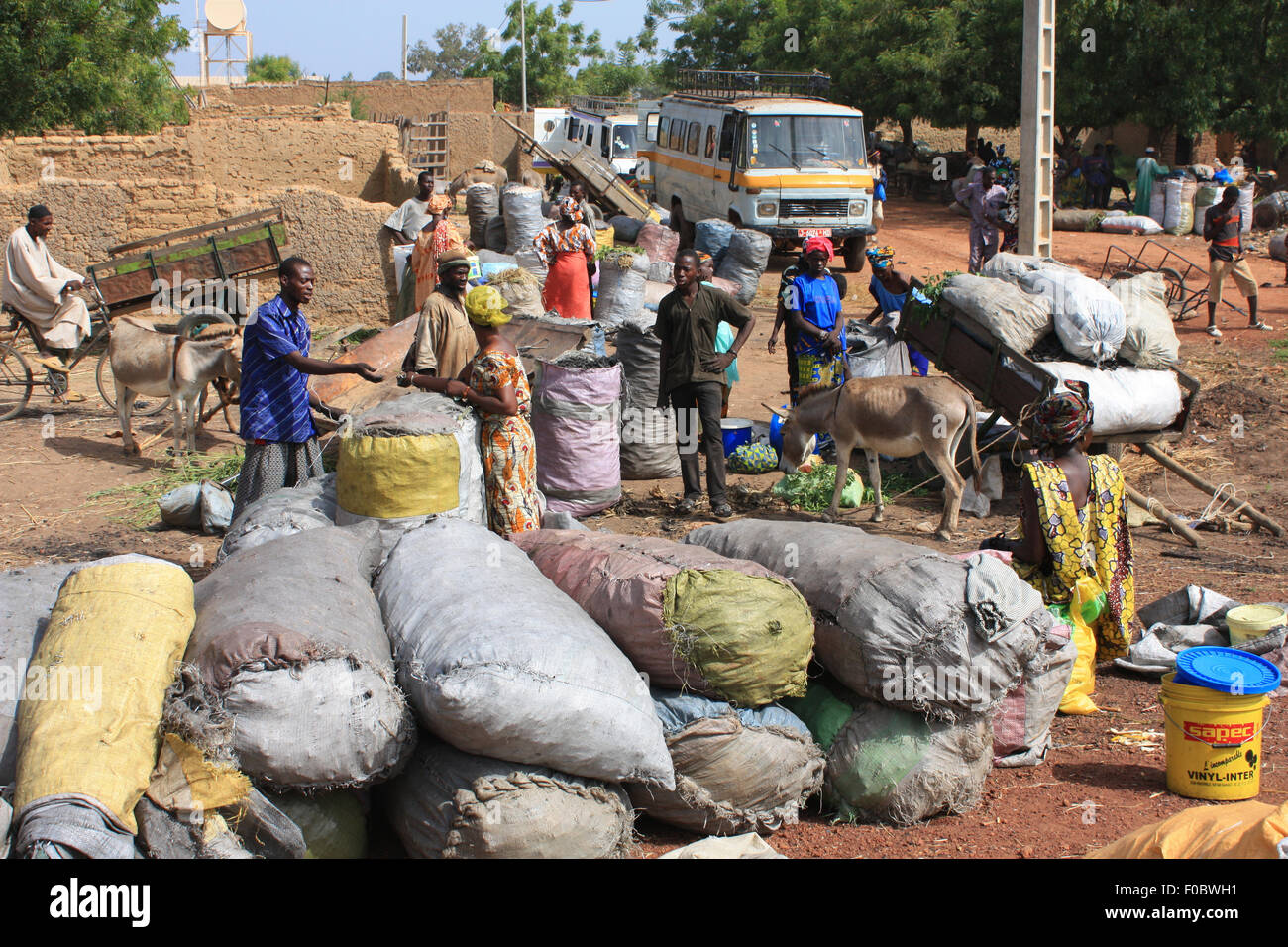 BAMAKO, in Mali - 27 settembre 2008: la gente intorno al mercato di Bamako, in Mali, 27 settembre 2008 Foto Stock