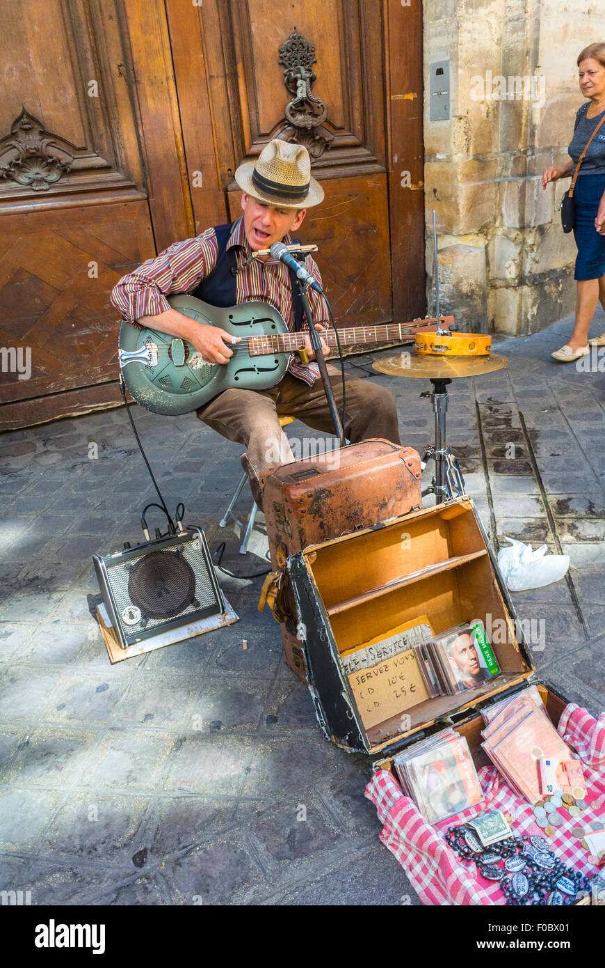 Parigi, Francia, uomo seduto su Stoop con chitarra, musicista di strada americano, musica blues tradizionale, vita cittadina nel quartiere Marais, strada Parigi di giorno Foto Stock