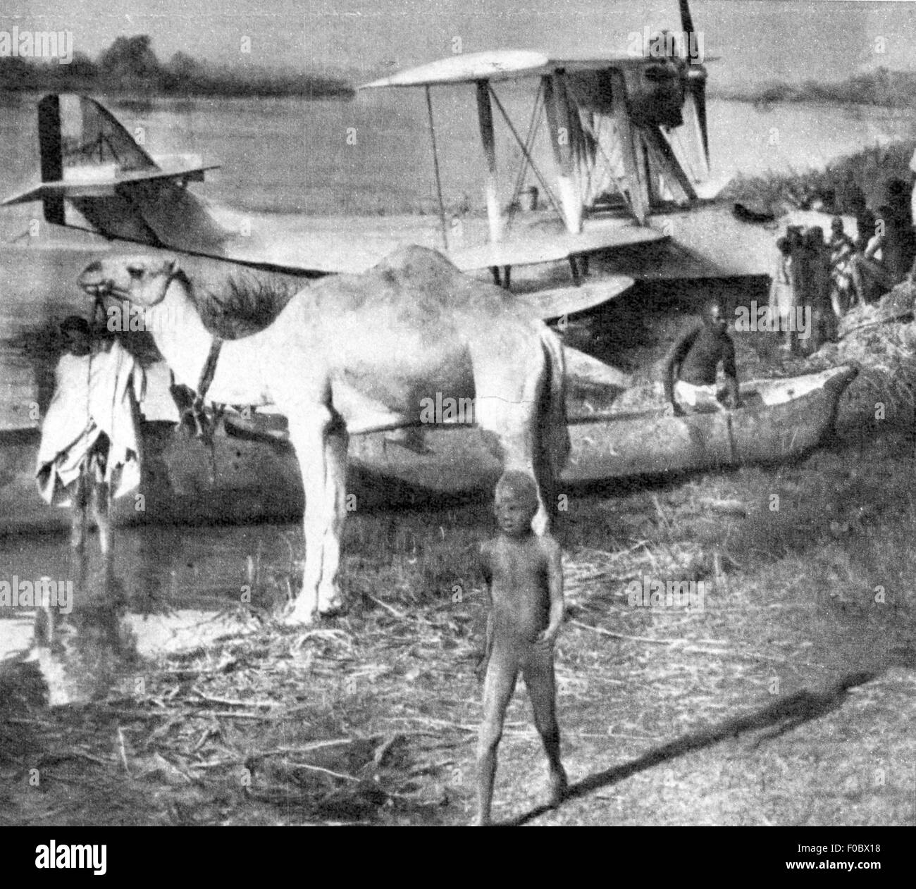 Colonialismo, Africa, barca volante sul fiume Niger, inizio del XX secolo, XX secolo, imperialismo, supremazia coloniale, dominio coloniale, colonia, colonie, Nord Africa, Africa del Nord, nativi, indigeni, popolazioni indigene, distesa d'acqua, fiume, fiumi, cammello, cammello, trasporto, aviazione, aereo, aereo, aereo, aeroplano, aeroplano, aeroplano, idrovolanti, idrovolanti Idrovolanti, barche volanti, barche, storico, storico, persone, 1900, 1910, diritti aggiuntivi-clearences-non disponibile Foto Stock