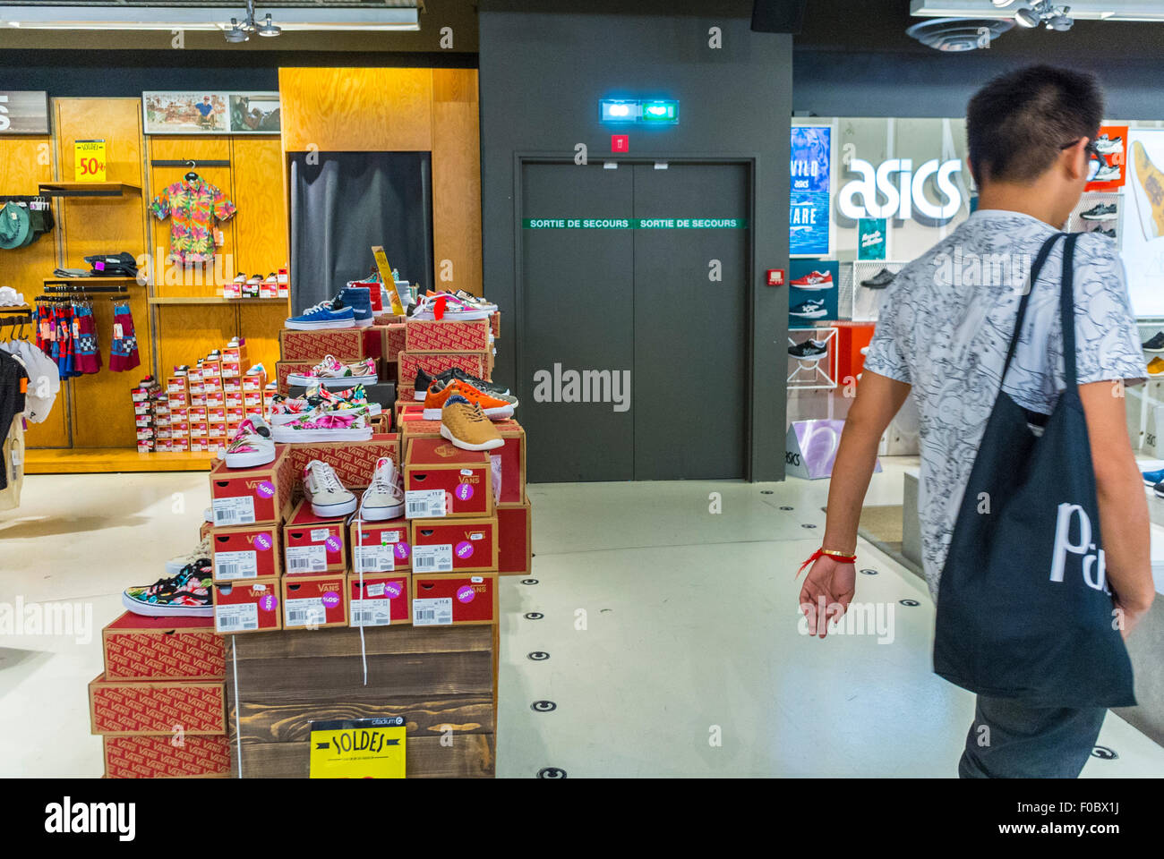 Parigi, Francia, Men Shopping, Inside, vestiti sportivi da uomo, Citadium,  grandi magazzini, articoli sportivi Foto stock - Alamy