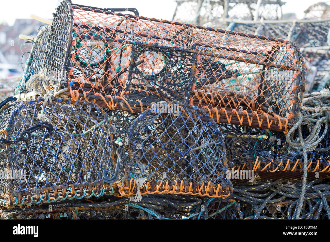 Aragosta e granchio cestelli sul pontile a Whitby North Yorkshire Foto Stock