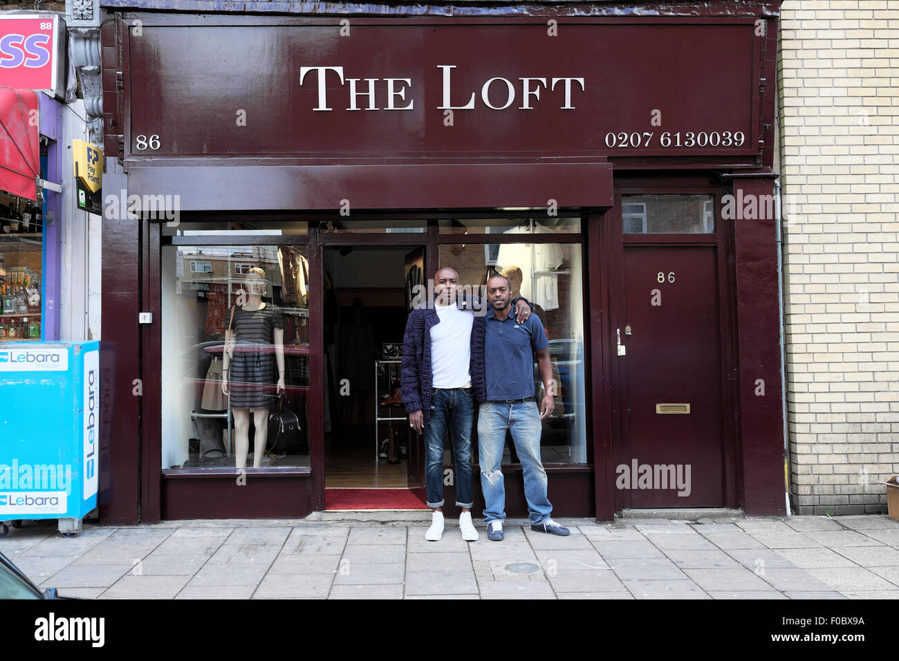 Gli imprenditori Colin George & Wayne Codrington al di fuori del loro nuovo negozio dipinto "Il Loft' in Hoxton East London REGNO UNITO KATHY DEWITT Foto Stock