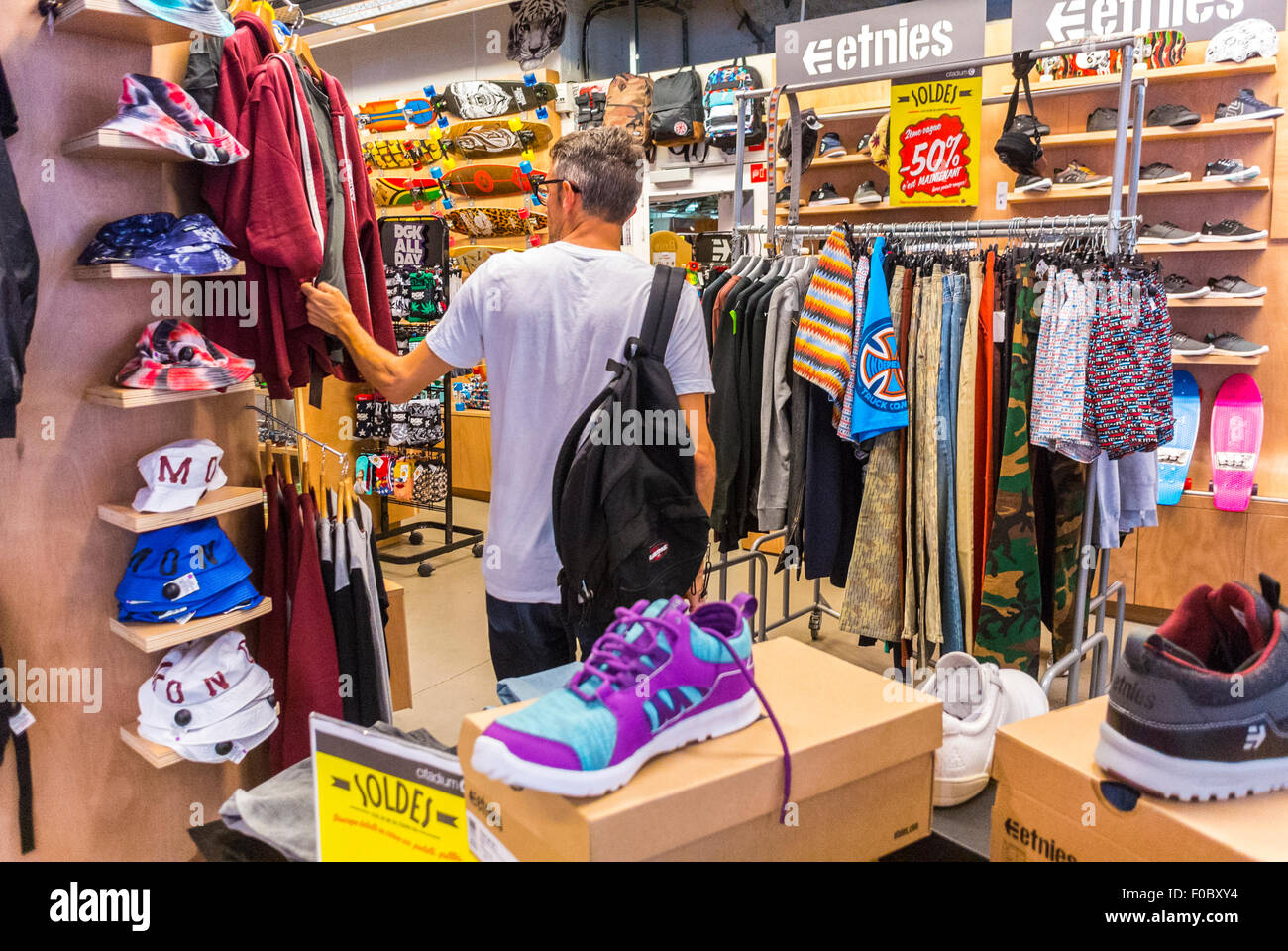 Parigi, Francia, People Shopping, interno, abbigliamento sportivo per uomo, scarpe, grandi magazzini B.H.V., fast fashion, articoli sportivi, moda maschile Foto Stock