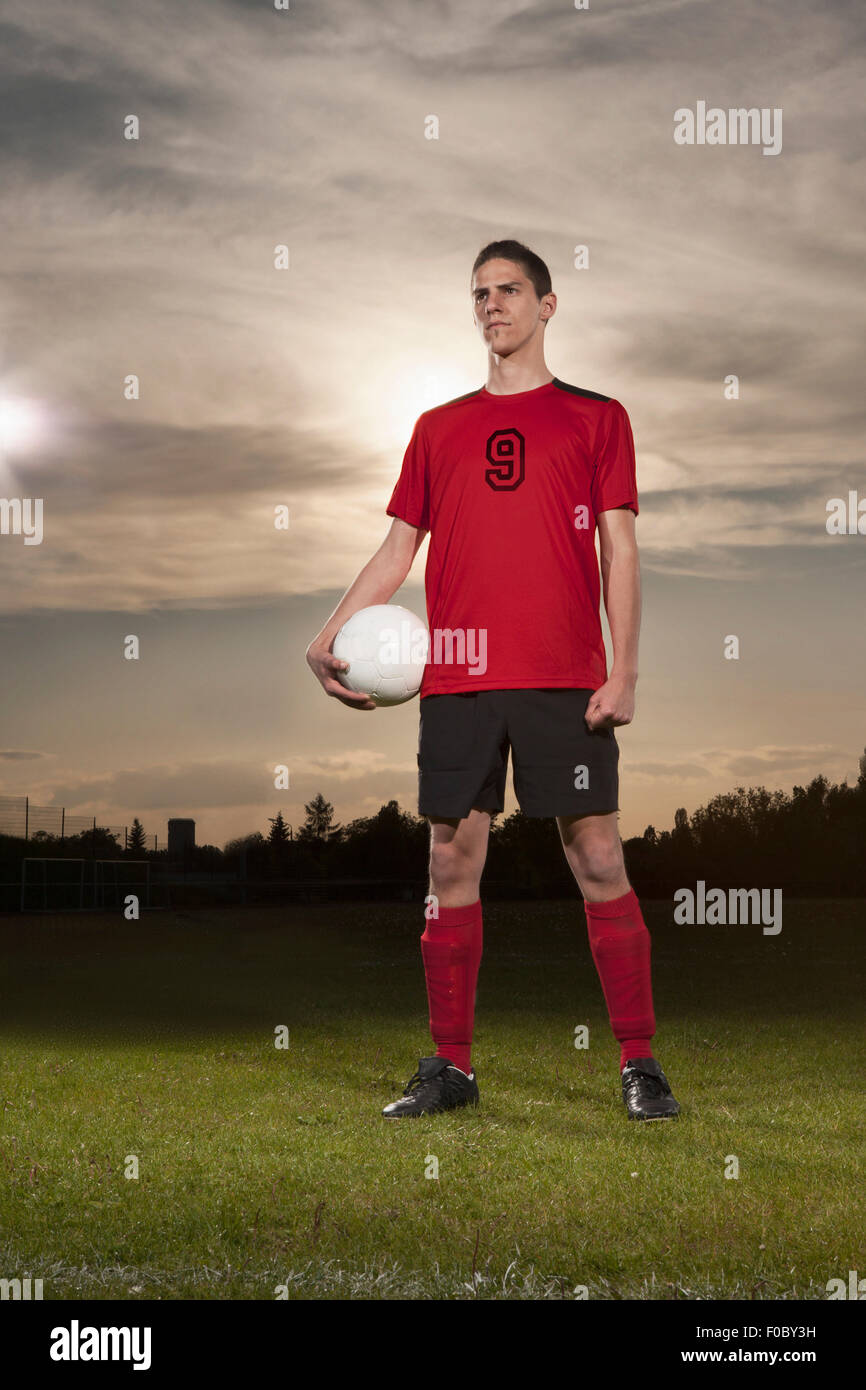 Pieno di lunghezza determinata soccer giocatore in possesso palla sul campo Foto Stock