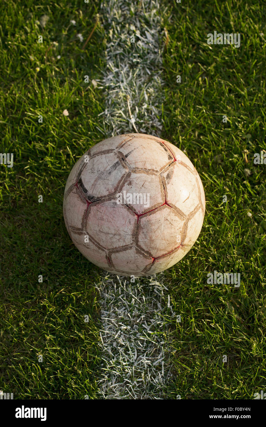 Close-up di pallone da calcio sulla linea bianca in stadium Foto Stock