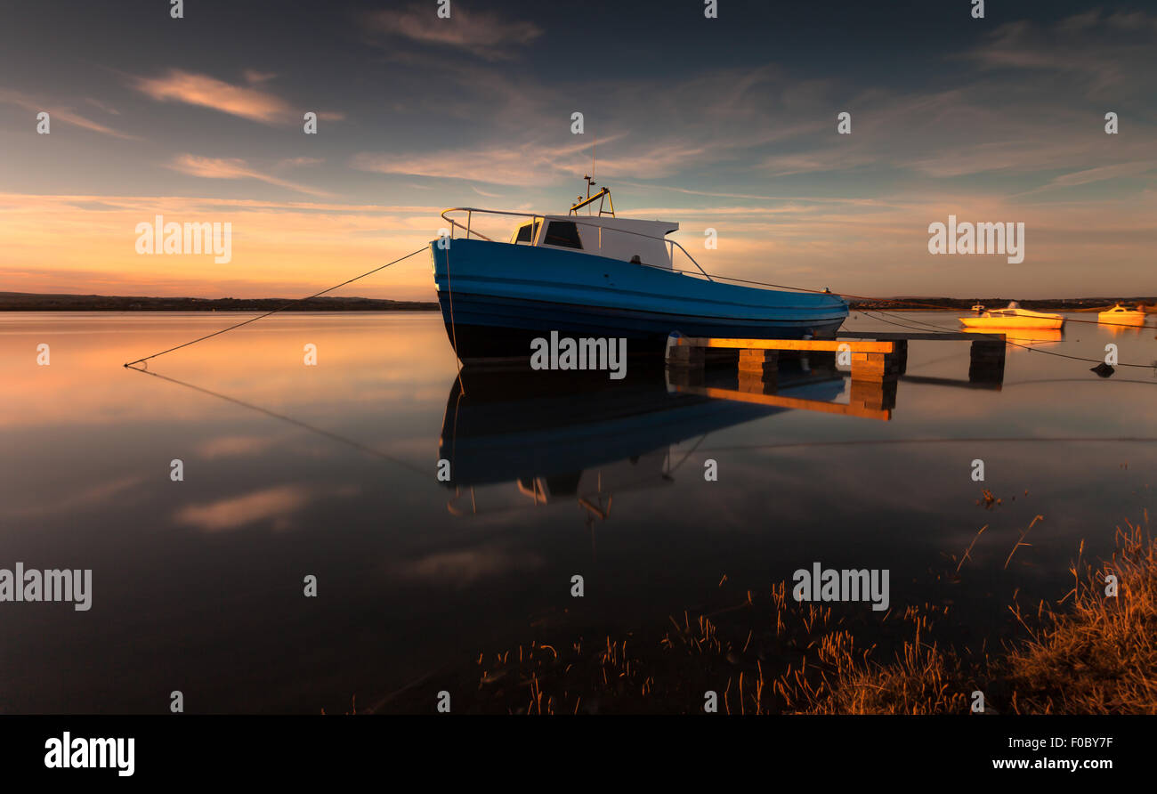 La pesca in barca ormeggiata sulla Loughor estuario, Penclawdd, North Gower, Swansea. Foto Stock