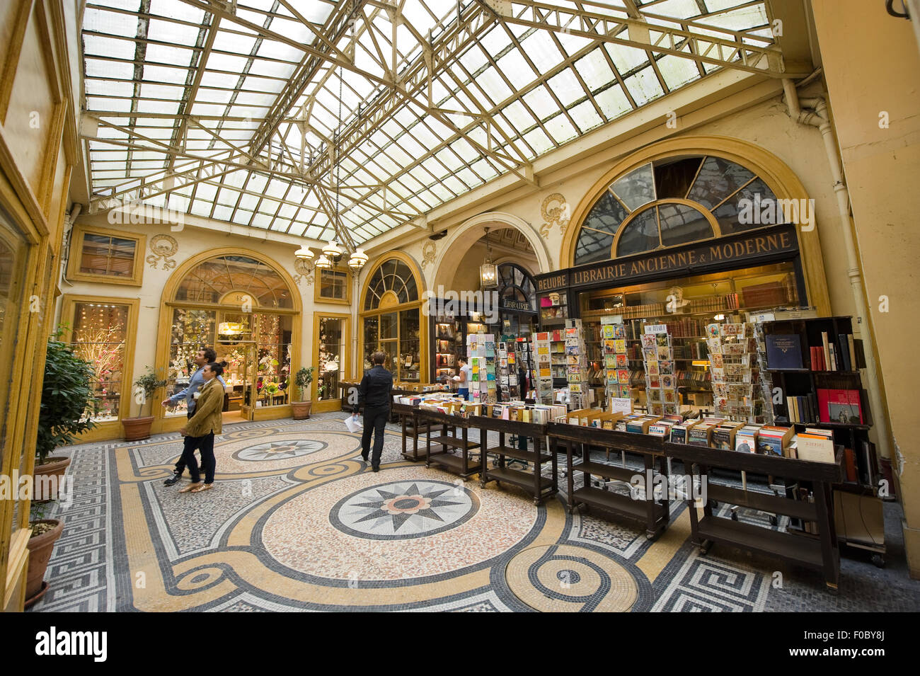 Galerie Vivienne è un antico storico passaggio per lo shopping con negozi, bar e ristoranti. Ho Foto Stock