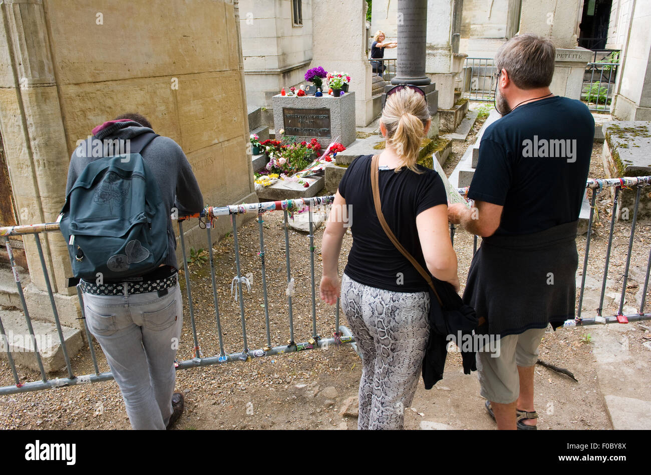 Tomba di cantante e rock star Jim Morrison sul cimitero di Pere Lachaise di Parigi in Francia. Si tratta di uno dei più visitati del cimitero Foto Stock