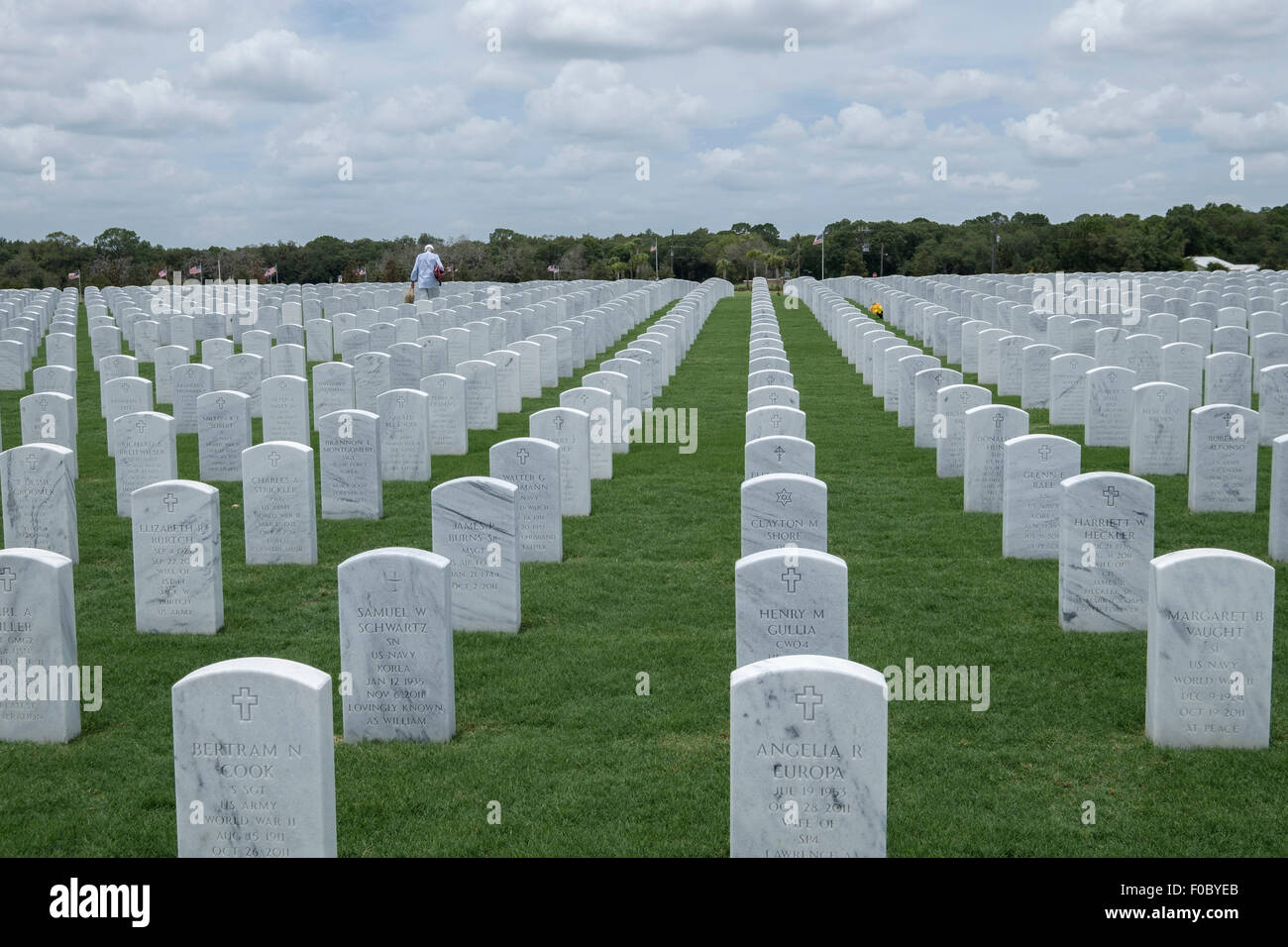 Un uomo a camminare tra le lapidi a Sarasota Cimitero Nazionale. Foto Stock