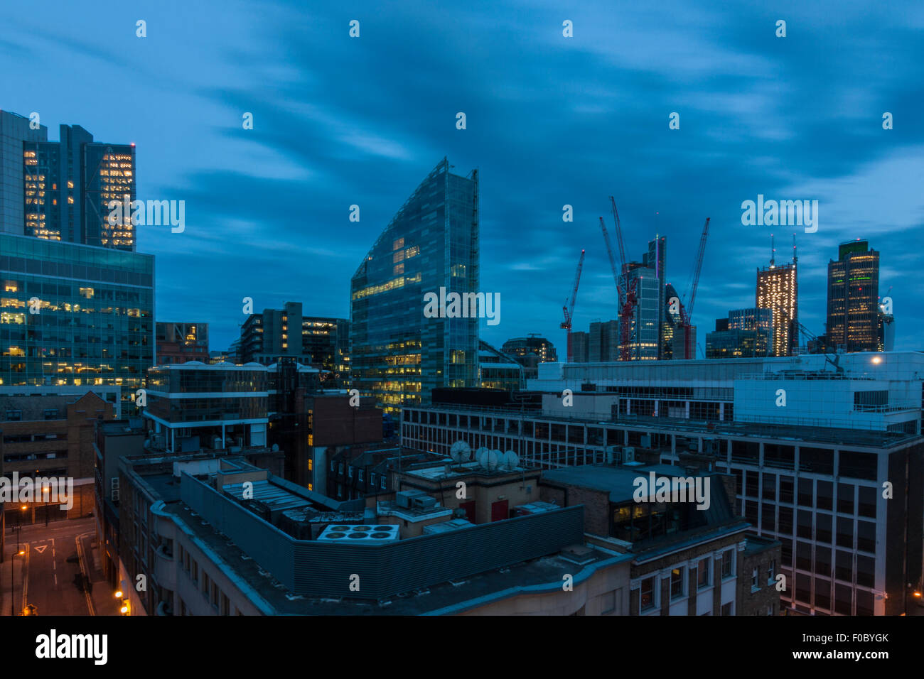 Crepuscolo della vista della città di Londra, da un balcone su 69 Wilson Street, Londra, Inghilterra Foto Stock