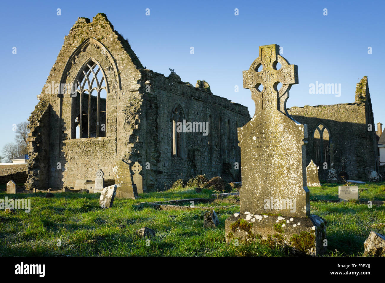 Athenry Convento domenicano, dedicata ai Santi Pietro e Paolo,trovata a 1241,rimane dettagli,e vecchi cemitary con tombe e pietra Foto Stock