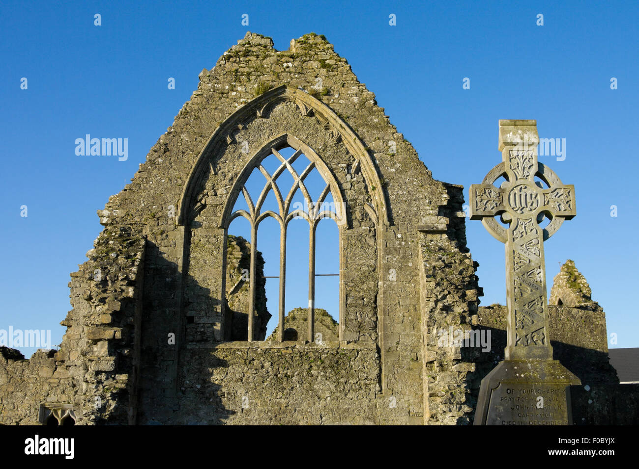 Athenry Convento domenicano, dedicata ai Santi Pietro e Paolo,trovata a 1241,rimane dettagli,e croce di pietra Foto Stock