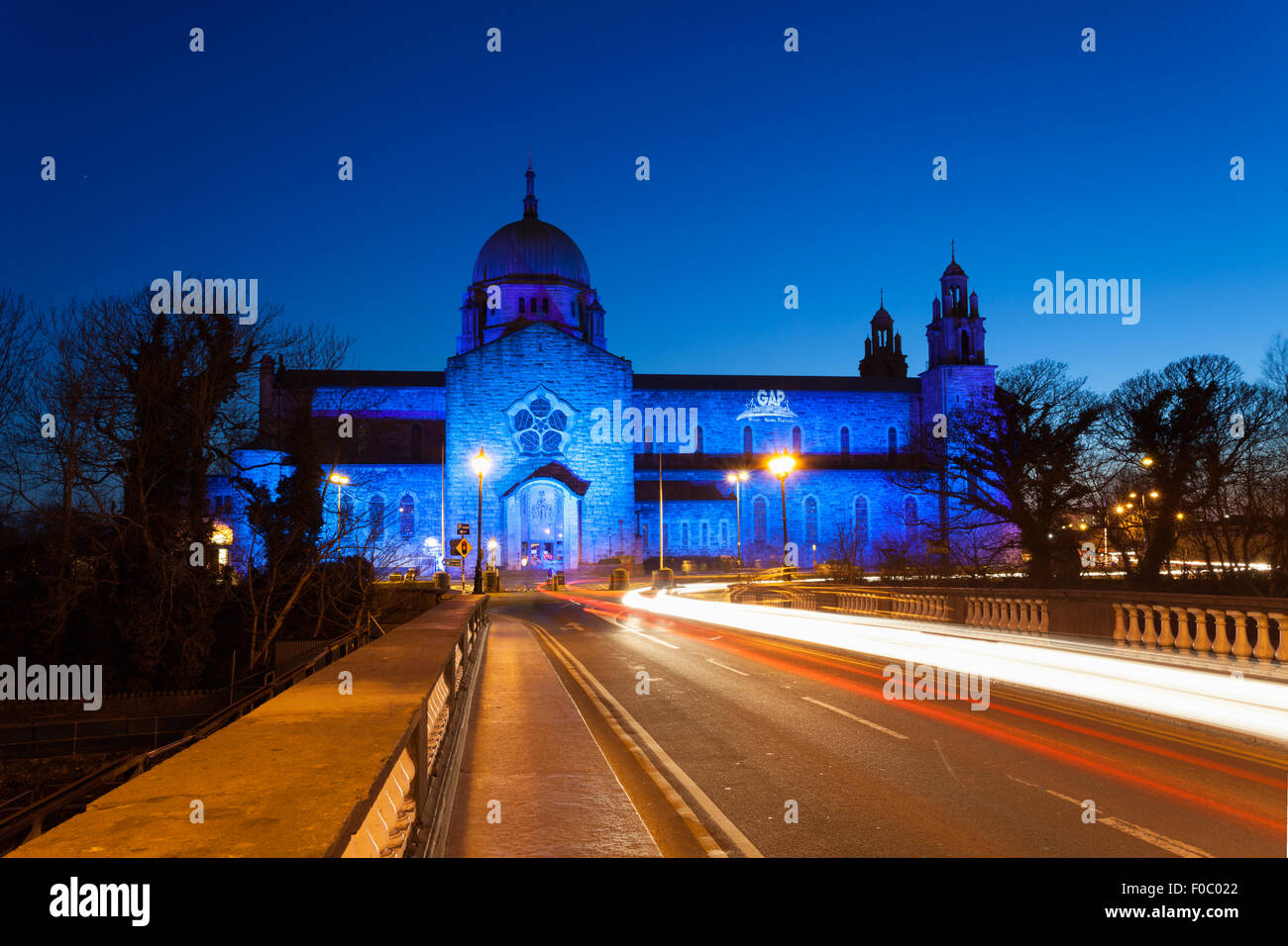 GALWAY - Aprile 2: Cattedrale di Galway illuminato in blu per contrassegnare il mondo autismo giornata di sensibilizzazione su Aprile 2, 2013 a Galway, Irlanda. Foto Stock