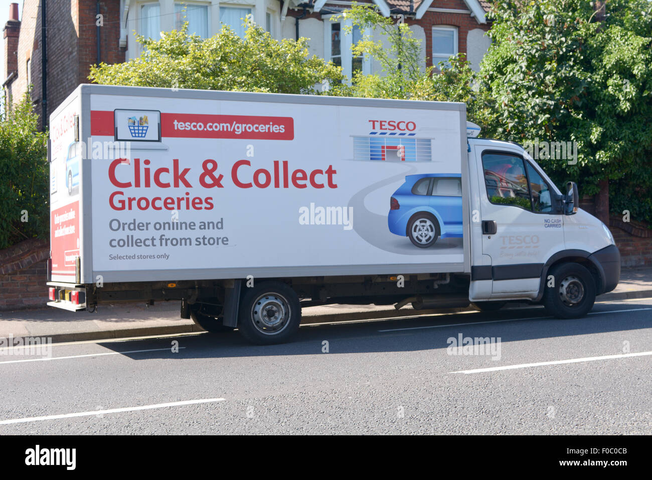 Fare clic Tesco e raccogliere il furgone parcheggiato a fianco della strada per offrire shopping a Bedford, Bedfordshire, Inghilterra Foto Stock