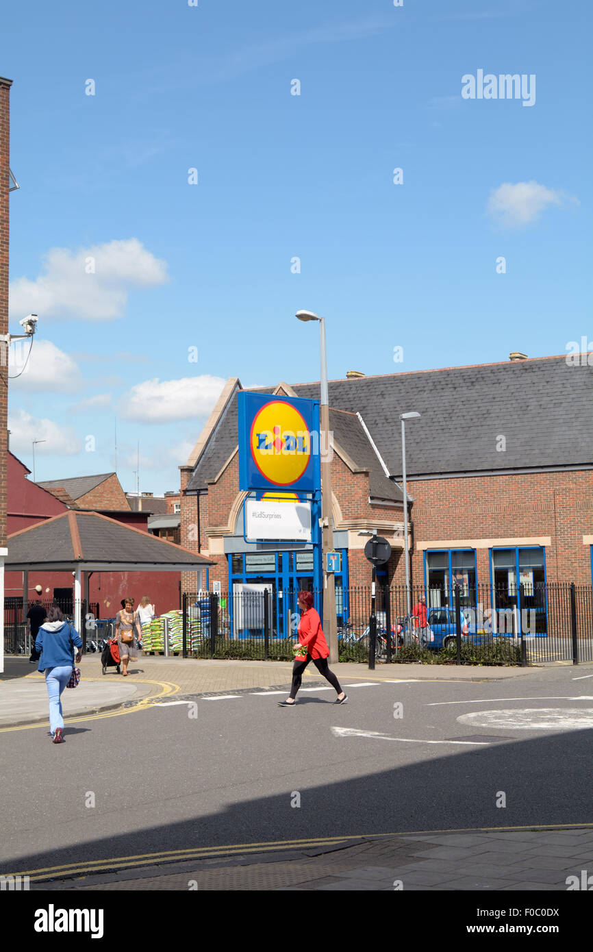 Supermercato Lidl su una giornata impegnativa in Bedford, Bedfordshire, Inghilterra Foto Stock