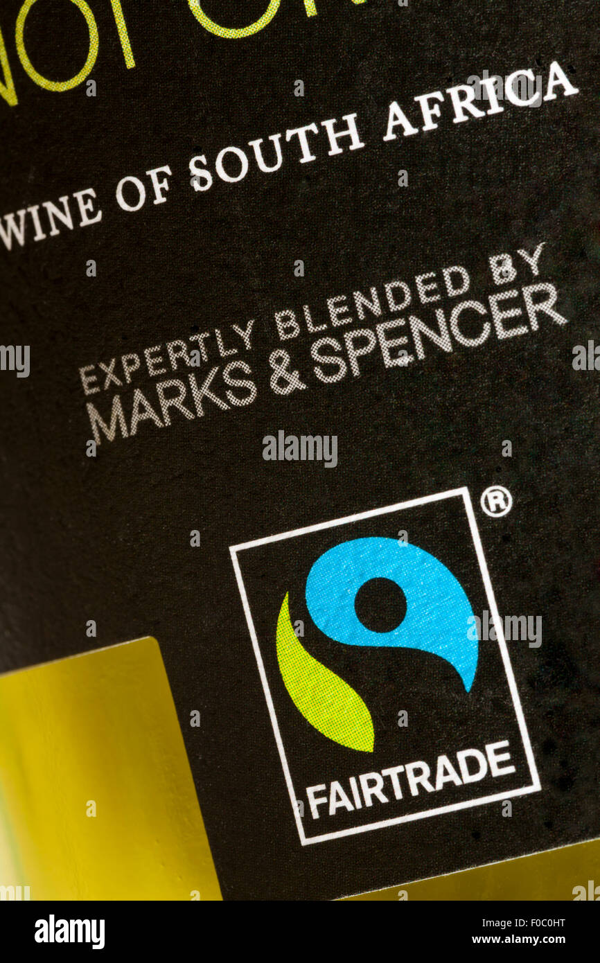 Fairtrade logo sulla bottiglia di zebra Visualizza il Pinot Grigio vino bianco del Sud Africa sapientemente miscelati da Marks & Spencer - Fairtrade simbolo logo del commercio equo e solidale Foto Stock