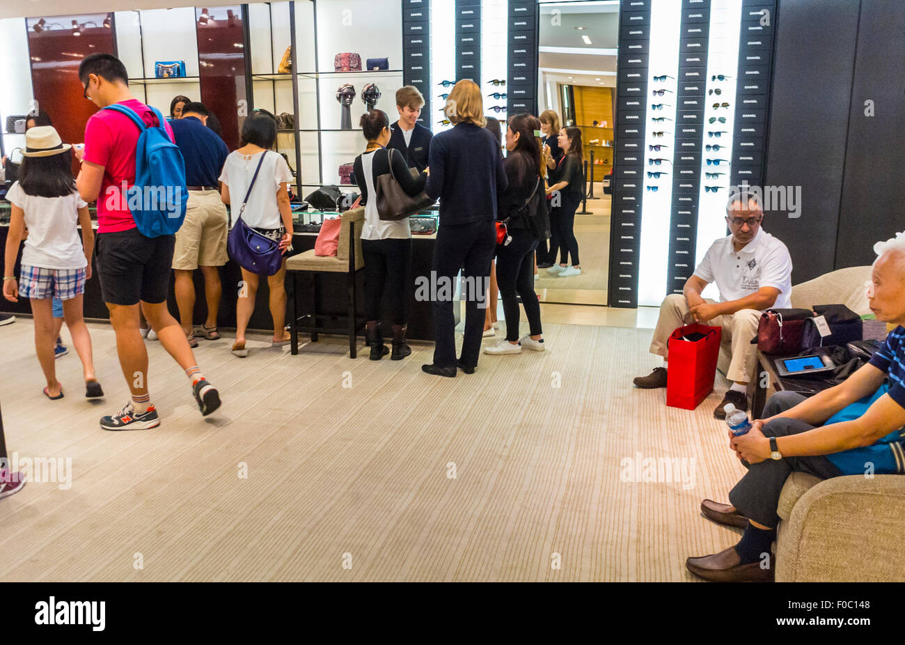 Parigi, Francia, i turisti cinesi Shopping all'interno di marche di lusso Store, Chanel, Borse donna Counter Foto Stock
