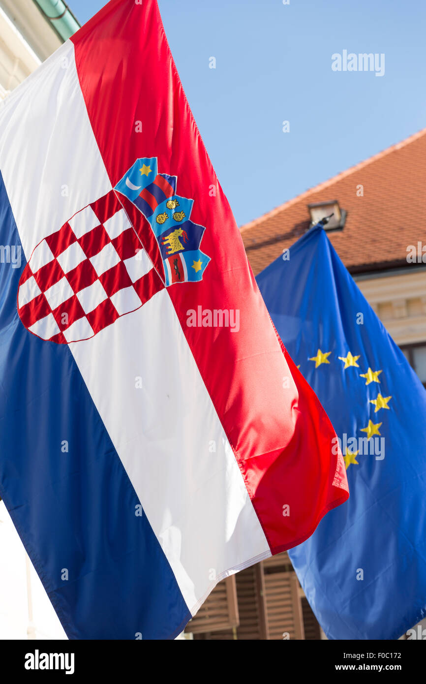 Croazia, Zagabria, Croato bandiera nazionale e la bandiera dell'Unione europea nella zona del Parlamento. Foto Stock