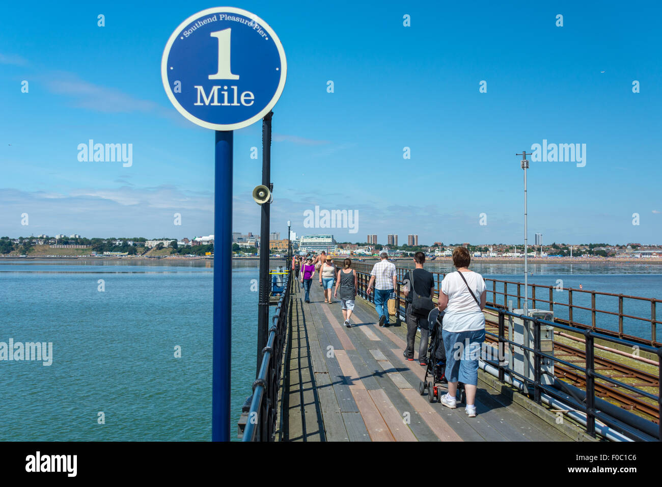 Il piacere di Southend Pier - il lungo molo nel Regno Unito, 1 mile marker, persone che passeggiano verso foreshore, Southend-on-Sea, Essex Foto Stock