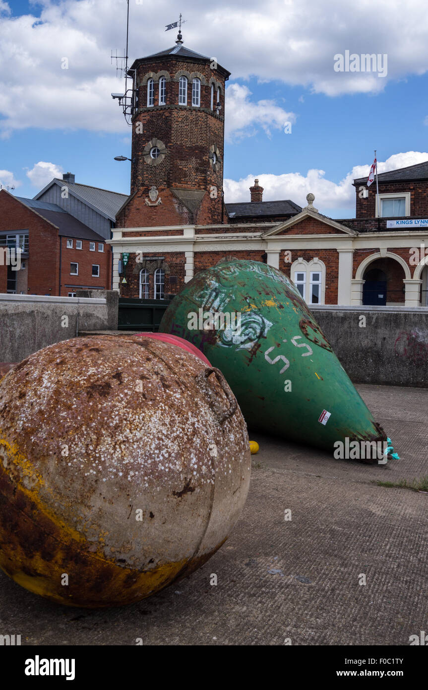 Pilota della torre, 1864, e bagni pubblici, 1856, visto dal bouy quay, comune Staith Quay, King's Lynn, West Norfolk, Inghilterra Foto Stock