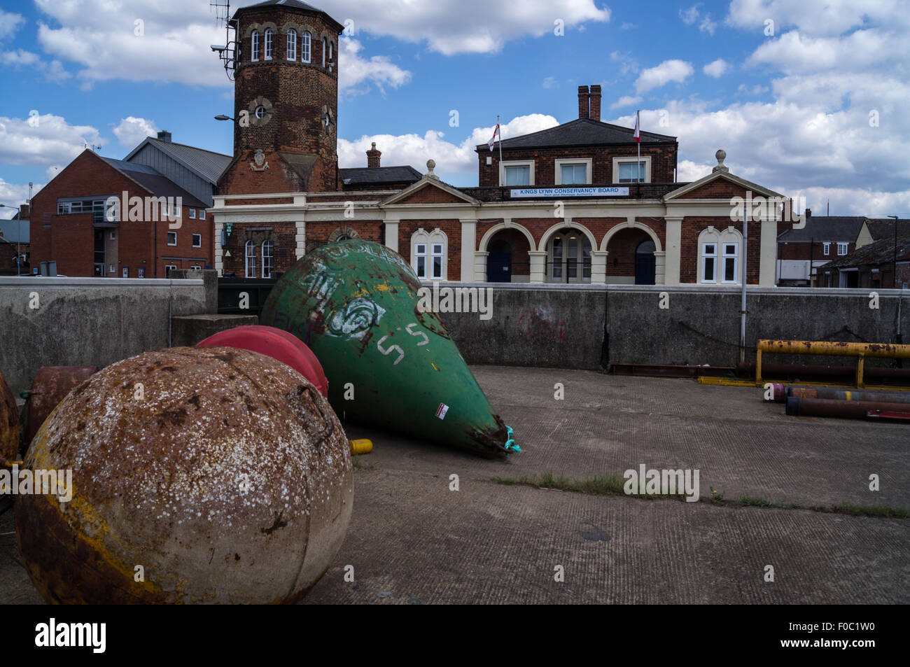 Pilota della torre, 1864, e bagni pubblici, 1856, visto dal bouy quay, comune Staith Quay, King's Lynn, West Norfolk, Inghilterra Foto Stock