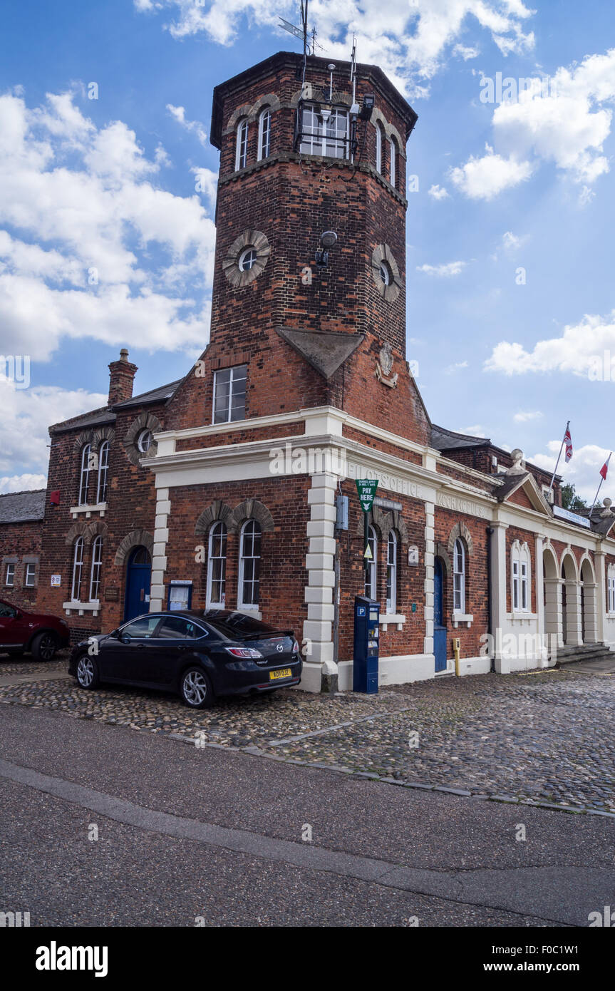 Pilota della torre, 1864, e bagni pubblici, 1856, ora gli uffici portuali, comune Staith Quay, King's Lynn, West Norfolk, Inghilterra, Regno Unito Foto Stock