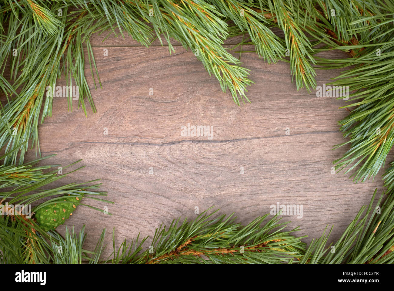 Pino tradizionale albero di natale decorazione di frontiera su uno sfondo di legno. Foto Stock