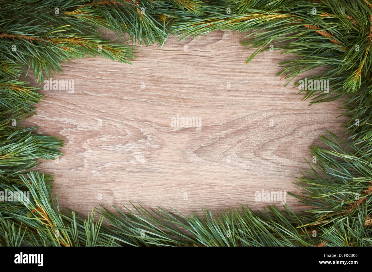 Pino tradizionale albero di natale decorazione di frontiera su uno sfondo di legno. Foto Stock