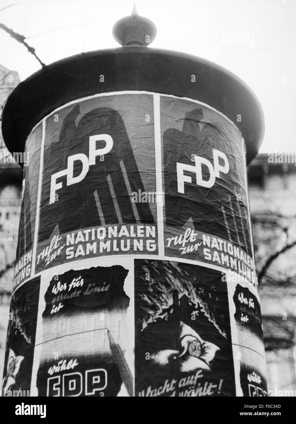 Politica, elezioni, Germania, campagna elettorale per il Parlamento federale 1953, poster elettorale del Partito democratico libero (FDP), pilastro pubblicitario, Bonn, 1953, dettaglio, slogan 'Wake up and vote for FDP' e 'invito alla riunione nazionale', diritti aggiuntivi-clearences-non disponibili Foto Stock
