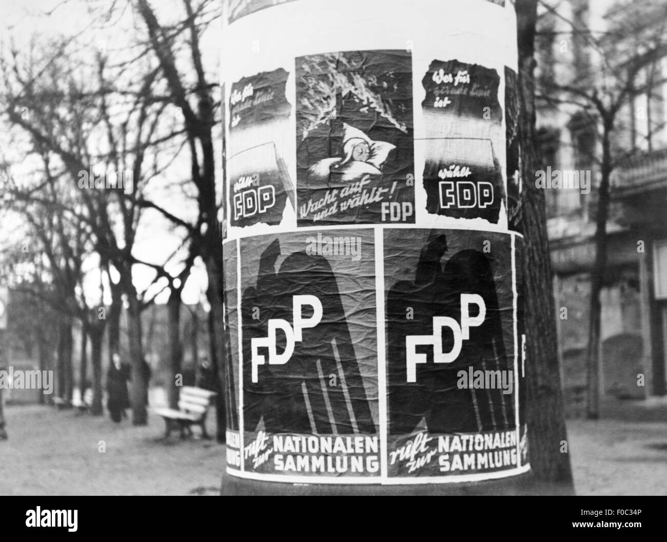 Politica, elezioni, Germania, campagna elettorale per il Parlamento federale 1953, poster elettorale del Partito democratico libero (FDP), pilastro pubblicitario, Bonn, 1953, dettaglio, slogan 'Wake up and vote for FDP' e 'invito alla riunione nazionale', diritti aggiuntivi-clearences-non disponibili Foto Stock