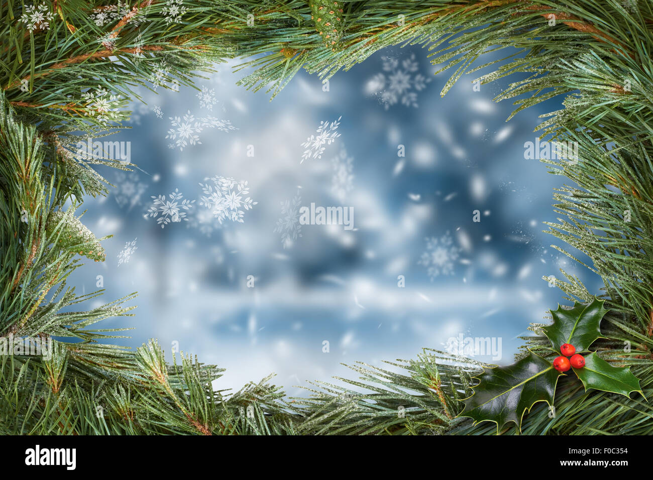 Tradizionale albero di Natale di confine con una scena di neve sullo sfondo. Foto Stock