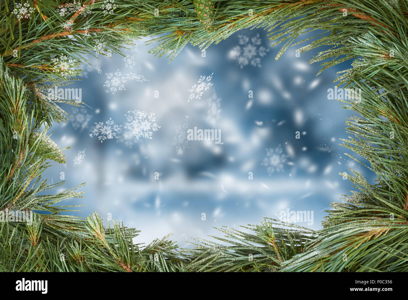 Tradizionale albero di Natale di confine con una scena di neve sullo sfondo. Foto Stock