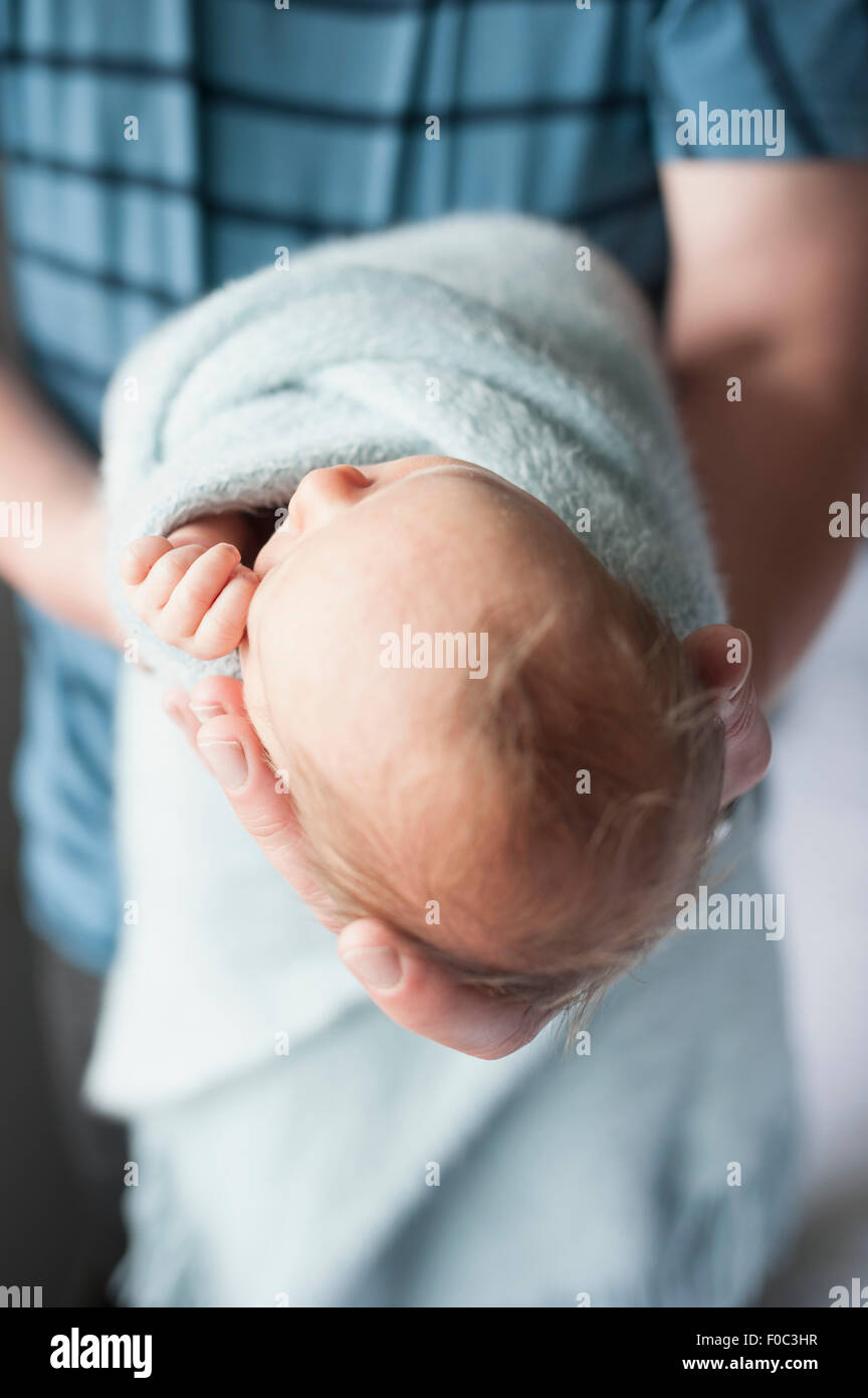 Sezione mediana del padre del bambino di contenimento Foto Stock